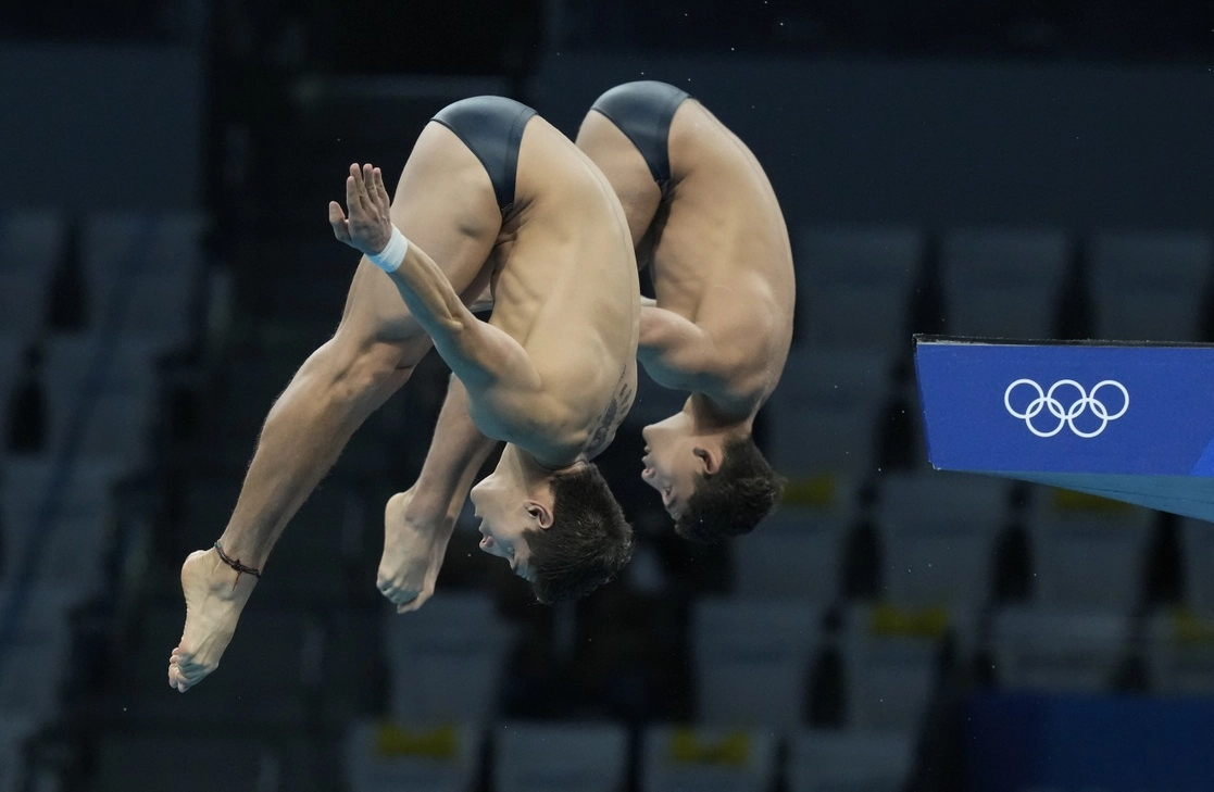 José Balleza y Kevin Berlin compiten durante la final de clavados sincronizados de plataforma de 10 metros masculinos en el Centro Acuático de Tokio, el 26 de julio de 2021. Foto Ap
