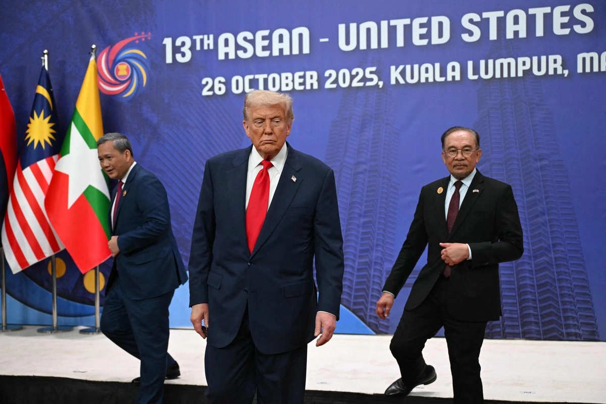 El presidente estadunidense llegó el domingo a Malasia para asistir a la Cumbre de la Asean, su primera parada en una gira asiática de cinco días.