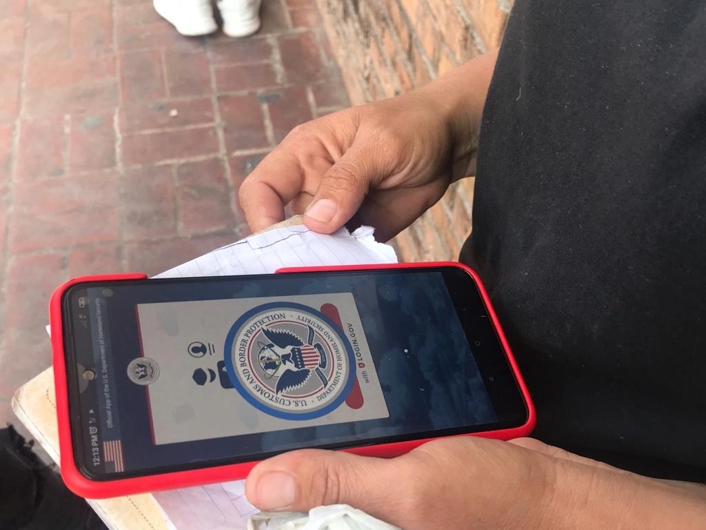 Mil migrantes lograron su registro exitoso, y quedarán en espera a que EU resuelva su petición. Foto Julia Le Duc