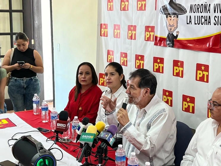 Gerardo Fernández Noroña, aspirante a coordinar los Comités de Defensa de la 4T, en la sede del PT en Aguascalientes, Aguascalientes, el 19 de julio de 2023. Foto Claudio Bañuelos