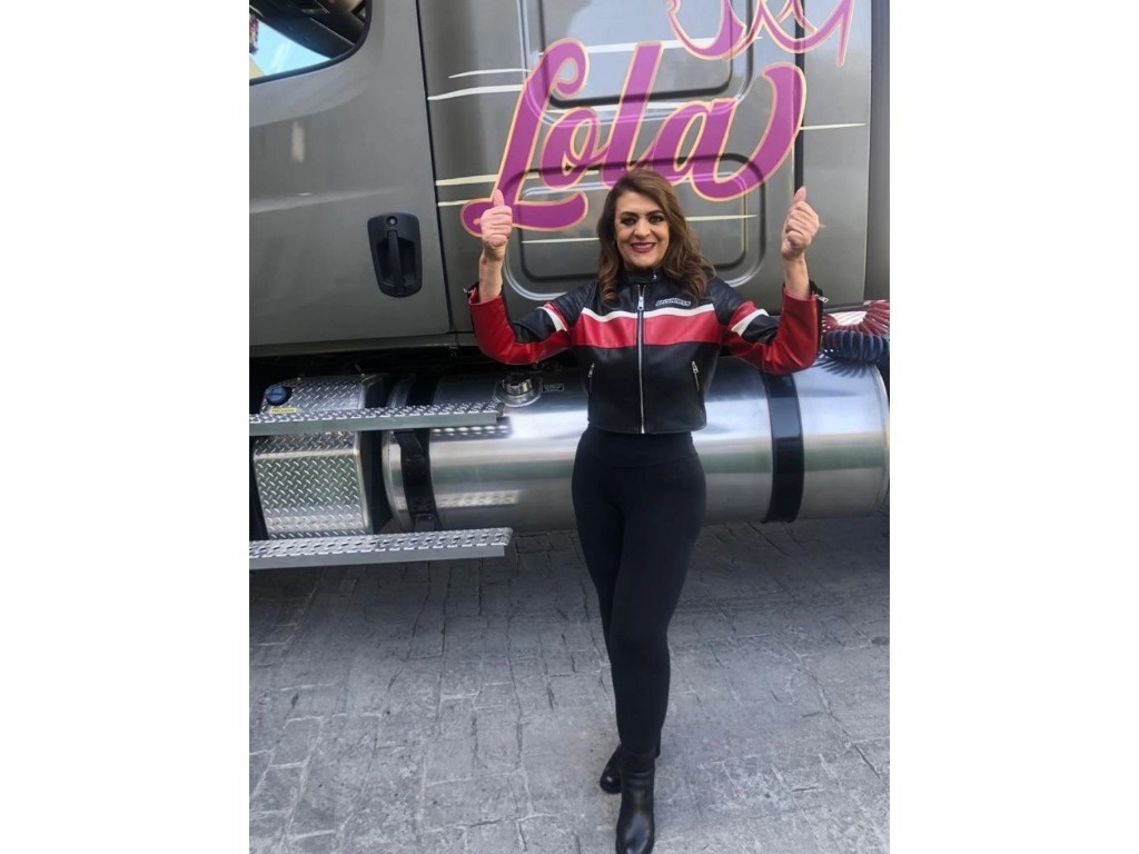 La actriz y cantante señaló que el 5 de mayo será la madrina de las carreras de tráileres que se organizan en Toluca. Foto cortesía de Rosa Gloria Chagoyán