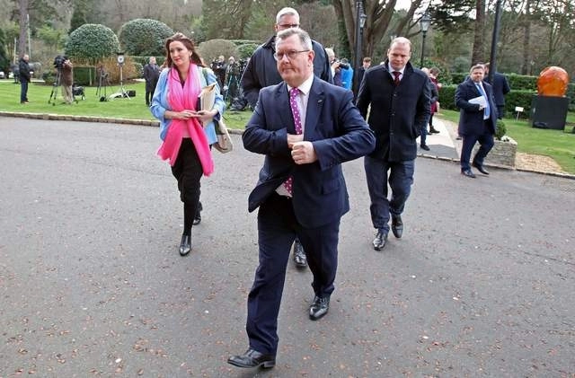 Representante de los partidos políticos de Irlanda del Norte se reunieron con el primer ministro de Inglaterra. Foto Afp