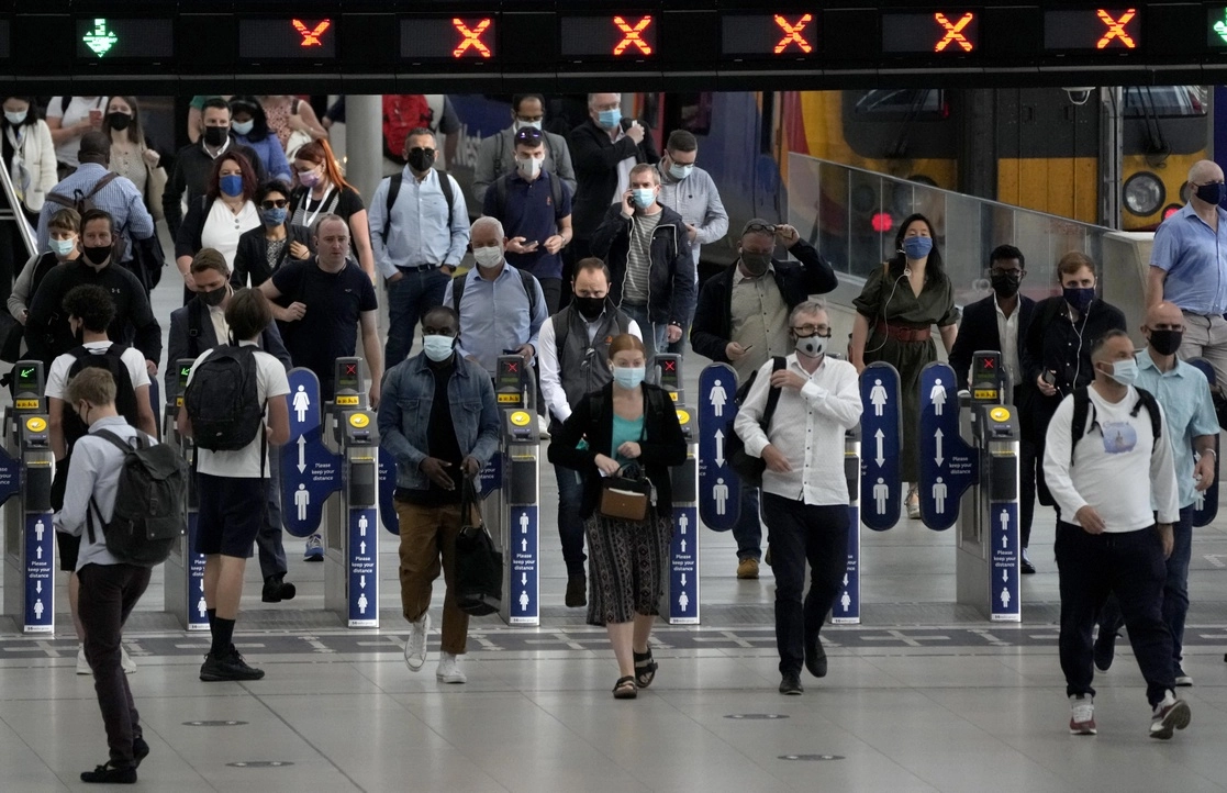 Usuarios del transporte público londinense usan cubrebocas en la estación ferroviaria de Waterloo, el 14 de julio de 2021. Foto Ap 