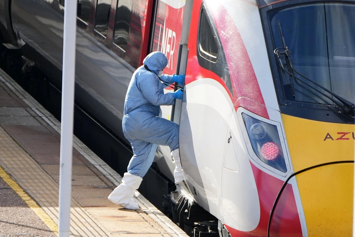 Un investigador forense ingresa al tren donde se registró un ataque múltiple con cuchillo en Huntingdon, Inglaterra, el 2 de noviembre de 2025. Foto 