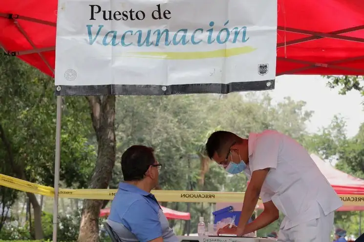 Personal médico aplica vacunas para la influenza en un quiosco de salud instalado en el Jardín de las Artes Gráficas de la colonia Doctores, alcaldía Cuauhtémoc. Foto Roberto García Ortiz