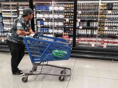 La cadena de producción de cerveza debe considerarse una agroindustria, y es un error pararla. "Ni protegemos a las cerveceras ni tenemos un acuerdo con ellas, sino que nos preocupa la gente del campo", asegura José Narro Céspedes. Foto Cuartoscuro
