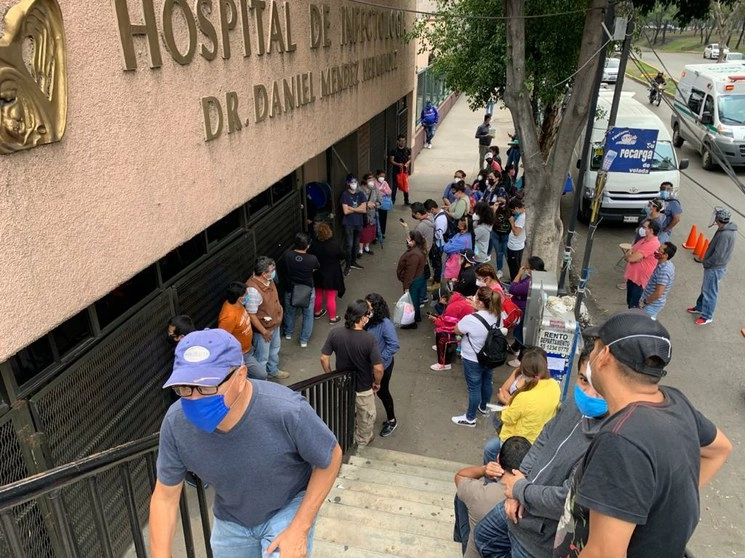 Familiares esperan noticias sobre el estado de salud de sus pacientes internados dentro del Hospital de Infectología Dr. Daniel Méndez Hernández del Centro Médico Nacional de La Raza, en la Ciudad de México. Foto José Antonio López