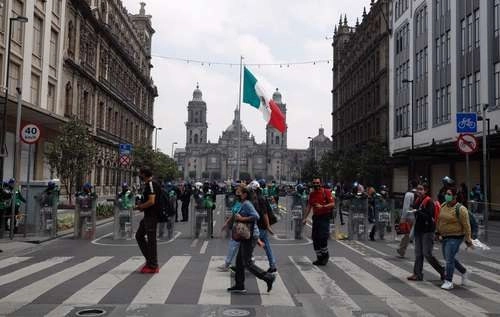 Elementos de la Secretaría de Seguridad Ciudadana de la CDMX impiden el paso de los peatones en algunas calles del Centro Histórico, como parte de las medidas de prevención para evitar contagios del nuevo coronavirus. Foto Cristina Rodríguez
