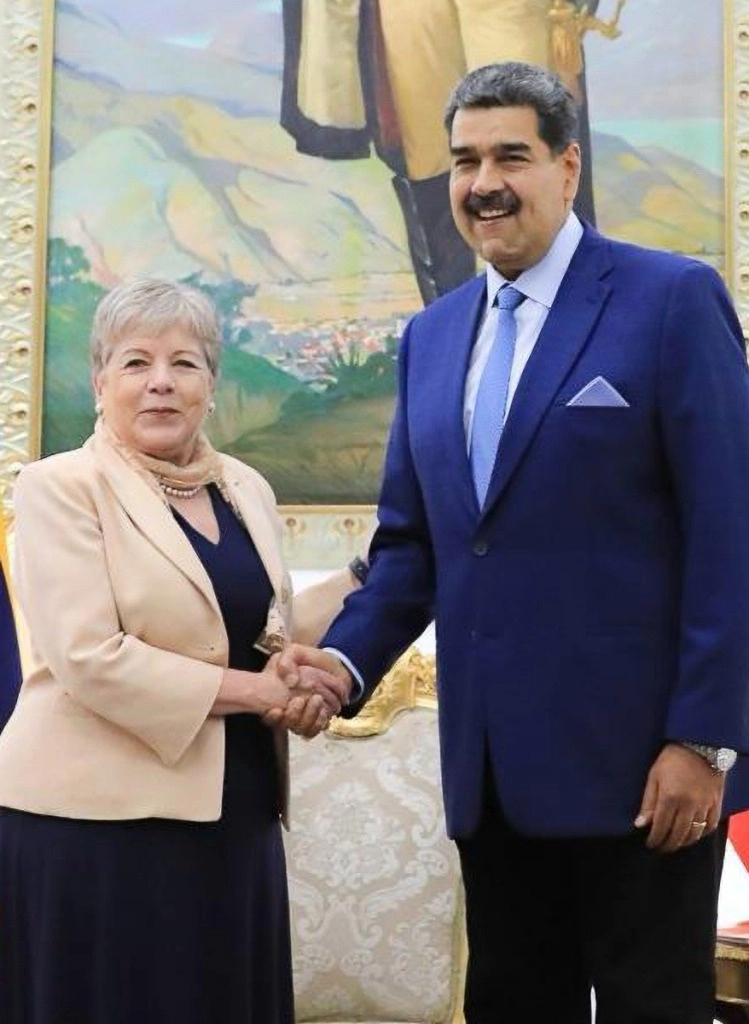 En gira por Sudamérica, la canciller Alicia Bárcena conversó en Caracas con el presidente Nicolás Maduro. Foto SRE