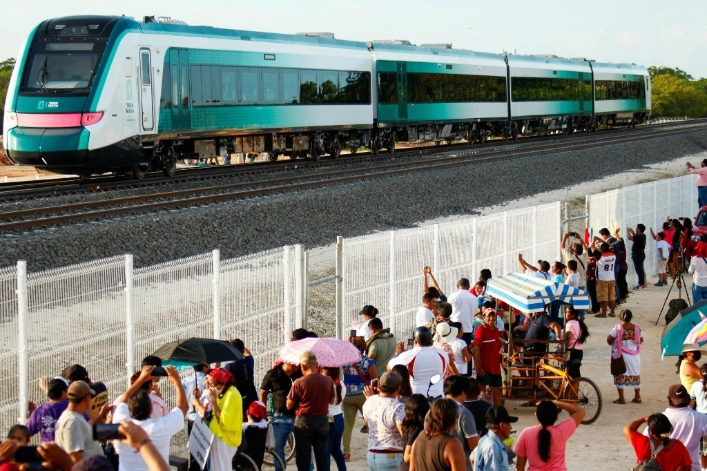 En conferencia matutina, el presidente, Andrés Manuel López Obrador, brindó un aplauso para los trabajadores que participaron en la construcción del Tren Maya. Foto Cuartosucro / Archivo