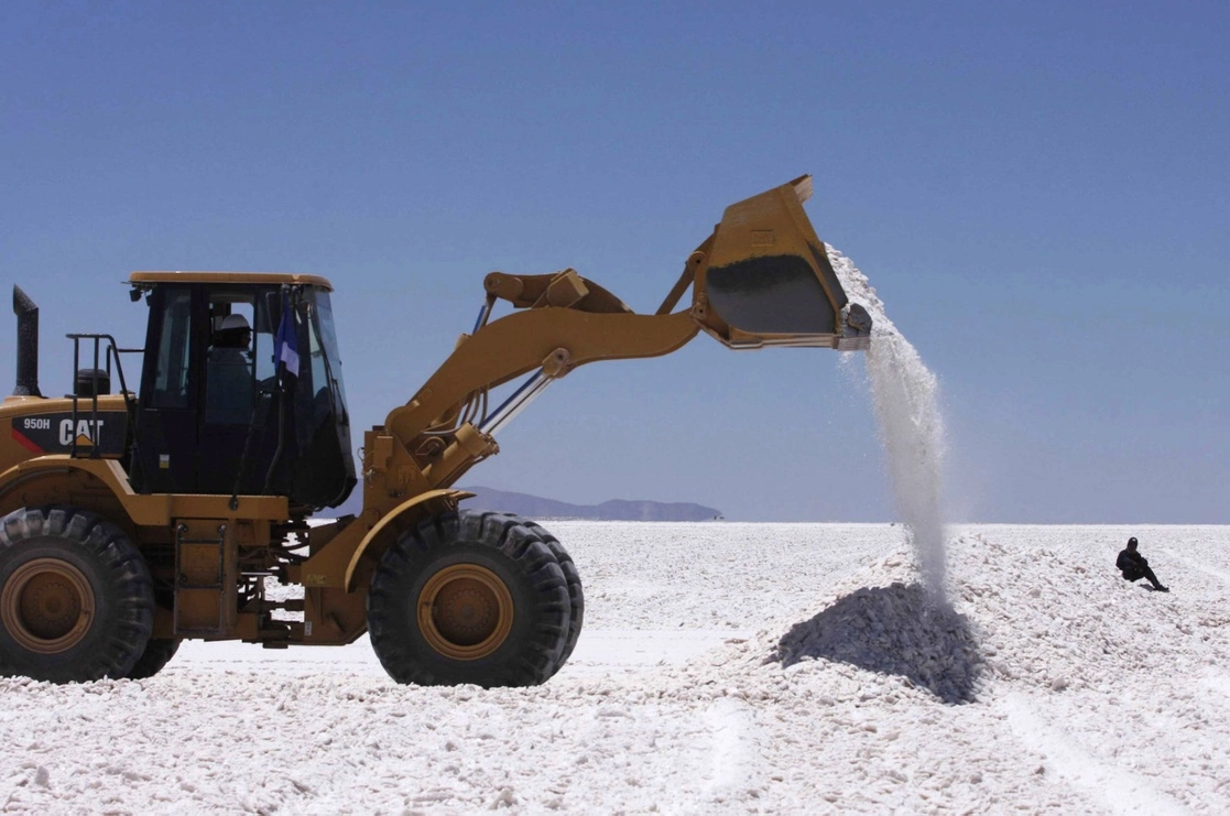 Un trascavo trabaja en la planta piloto de litio de Río Grande en el Salar de Uyuni, en el sur de Bolivia, que se estima posee alrededor de la mitad de las reservas mundiales de litio. Foto Ap