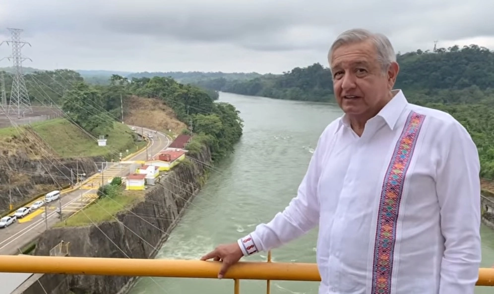 El presidente Andrés Manuel López Obrador en la presa Peñitas, en Tabasco, en imagen del 18 de octubre pasado, tomada de la transmisión presidencial