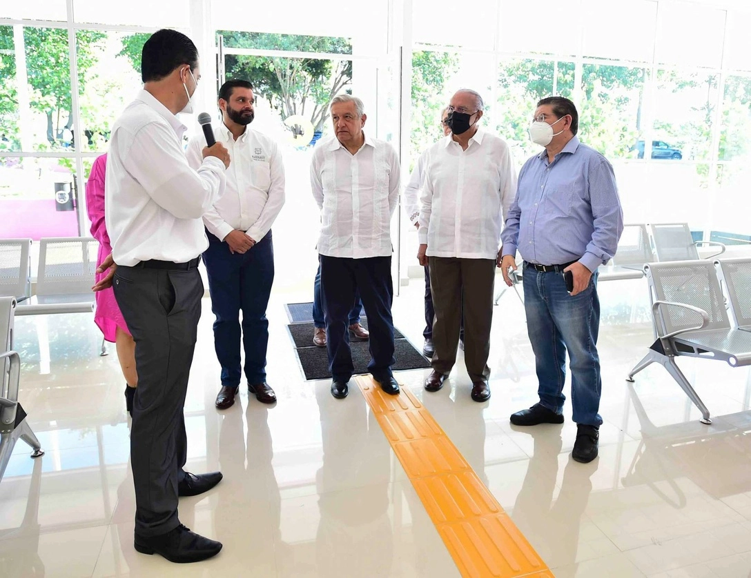 Antonio Echevarría García, gobernador de Nayarit; el presidente Andrés Manuel López Obrador, y Miguel Ángel Navarro Quintero, gobernador electo de Nayarit, encabezaron ayer la inauguración del Centro de Rehabilitación y Educación Especial, en Tepic, Nayarit. Foto Cuartoscuro