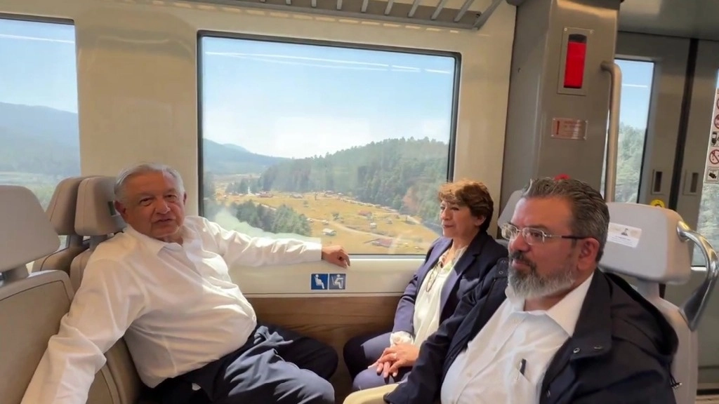 El presidente Andrés Manuel López Obrador anunció que las obras del Tren Interurbano México-Toluca concluirán en agosto. En esta imagen, con la gobernadora mexiquense, Delfina Gómez. Foto ‘La Jornada’