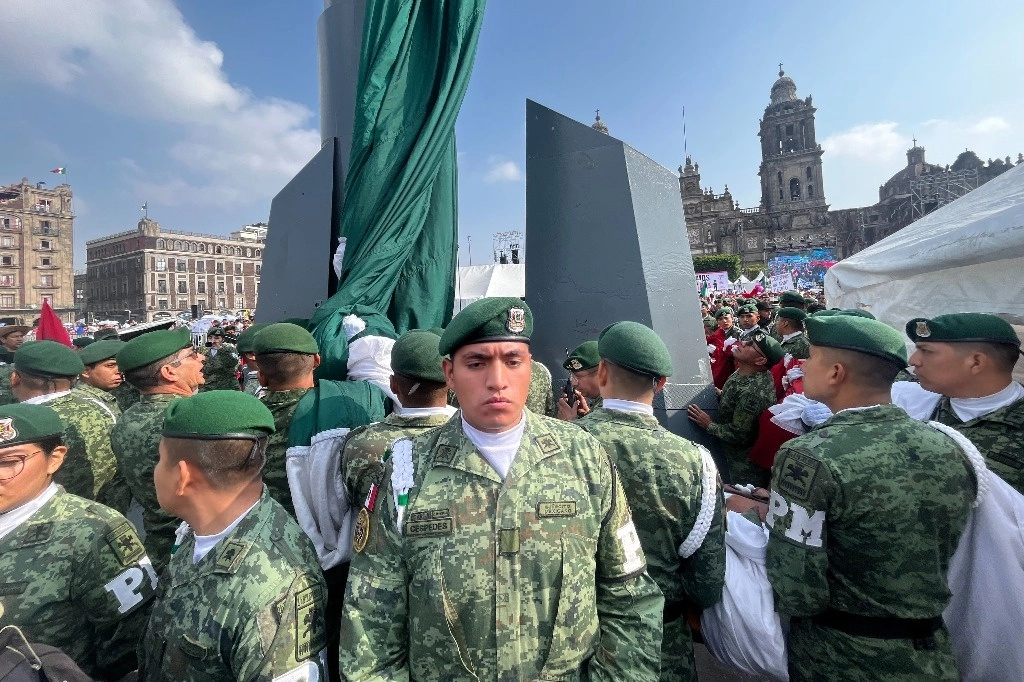 Elementos de la Sedena izan la bandera en el Zócalo capitalino. Foto Luis Castillo