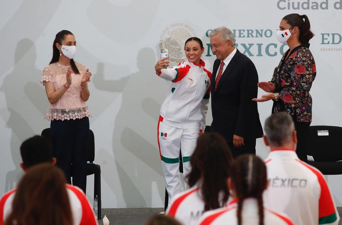 Claudia Sheinbaum, jefa del gobierno de la Ciudad de México, y Ana Gabriela Guevara, directora de la Conade, acompañaron al mandatario en la ceremonia. En la imagen, con la gimnasta, quien habló en representación de los atletas. Foto Cristina Rodríguez