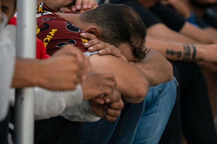 Un grupo de migrantes guatemaltecos fue deportado ayer en un vuelo desde la ciudad de Harlingen, Texas, bajo las medidas sanitarias del Título 42. Foto Ap