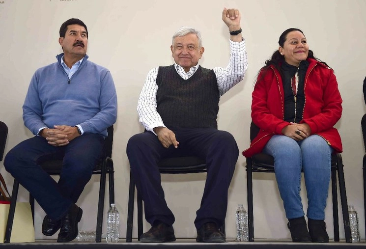 Javier Corral Jurado, Gobernador de Chihuahua; Andrés Manuel López Obrador, presidente de México; y María Luisa Albores González, Secretaria de Bienestar, en Nuevo Casas Grandes. Foto Presidencia