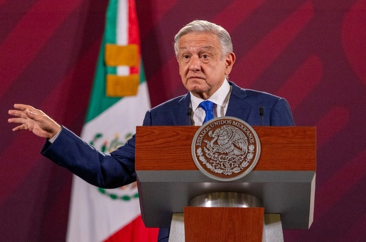 El presidente López Obrador anunció ayer que se puede concretar una asociación público-privada para adquirir la entidad financiera. Foto Pablo Ramos 