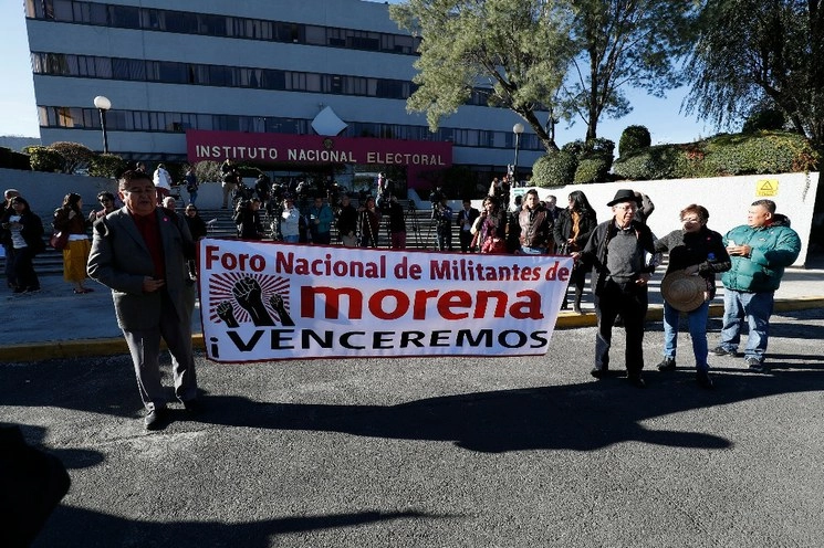 Integrantes del Foro Nacional de Militantes de Morena frente a las oficinas del INE. Foto Cristina Rodríguez / Archivo