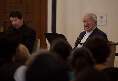 En la imagen, el primer actor Ignacio López Tarso, a la derecha, y su hijo Juan Ignacio Aranda, durante una lectura en voz alta de la novela 'Cien años de soledad' de Gabriel García Márquez, en el salón Venustiano Carranza del Centro Cultural Los Pinos, el 25 de agosto de 2019.Foto Víctor Camacho