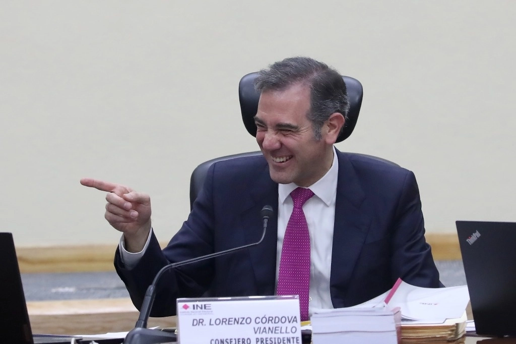 El aún consejero presidente del INE, Lorenzo Córdova, se va a hurtadillas del instituto, dijo el dirigente nacional de Morena, Mario Delgado. Foto Luis Castillo / Archivo