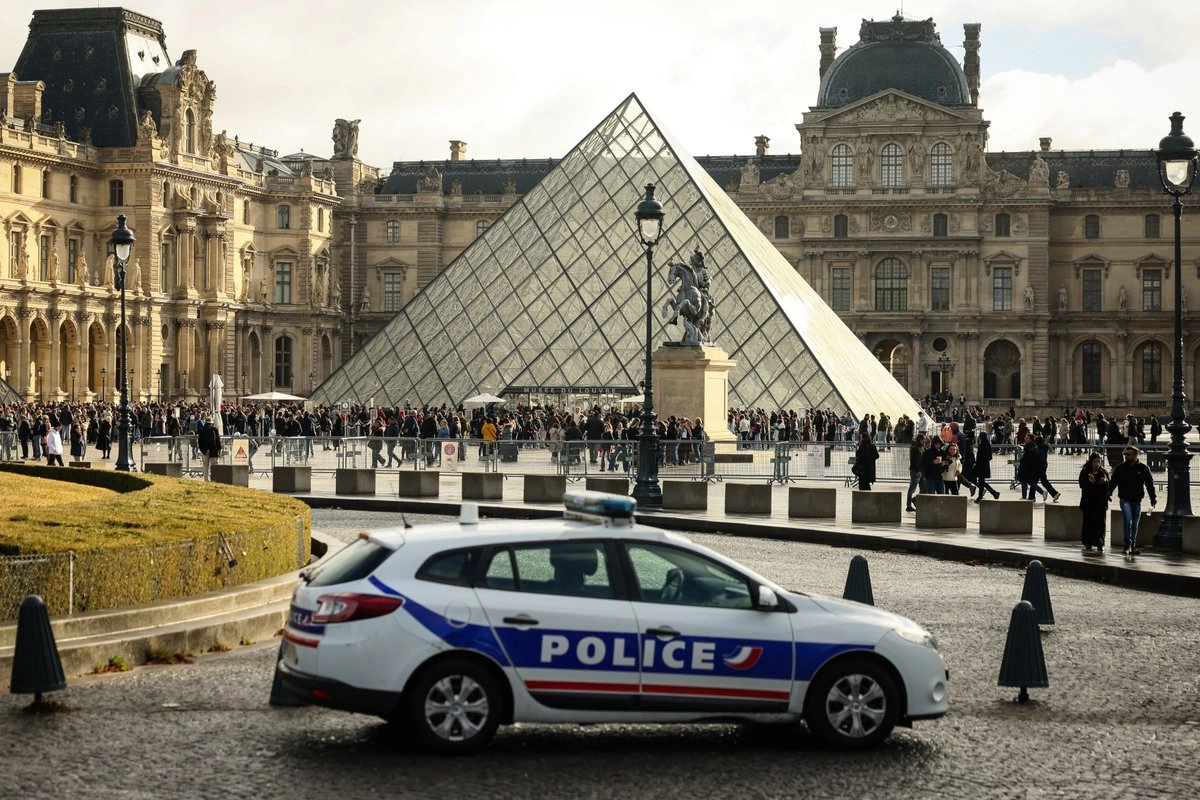 El museo del Louvre, una semana después del robo en París. Foto 