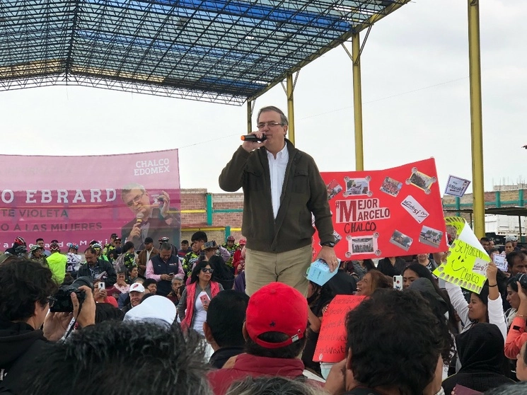 Marcelo Ebrard estuvo en Chalco donde dijo confiar en ganar la encuesta de Morena para definir a su candidato presidencial. Foto Javier Salinas