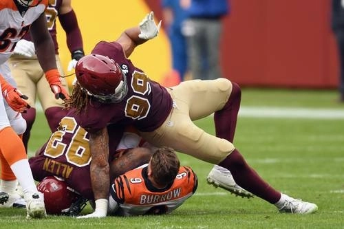 Joe Burrow, mariscal de Cincinnati y primera selección del pasado draft, sufrió una lesión en la rodilla izquierda en la derrota 9-20 ante Washington. Foto Afp