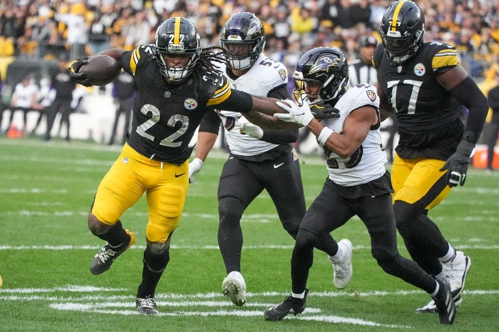 

El corredor de los Pittsburgh Steelers, Najee Harris (22), aplica una presión con el brazo sobre el safety de los Baltimore Ravens, Ar'Darius Washington (29), durante la segunda mitad de un partido de fútbol americano de la NFL, el domingo 17 de noviembre de 2024, en Pittsburgh. Foto Ap 