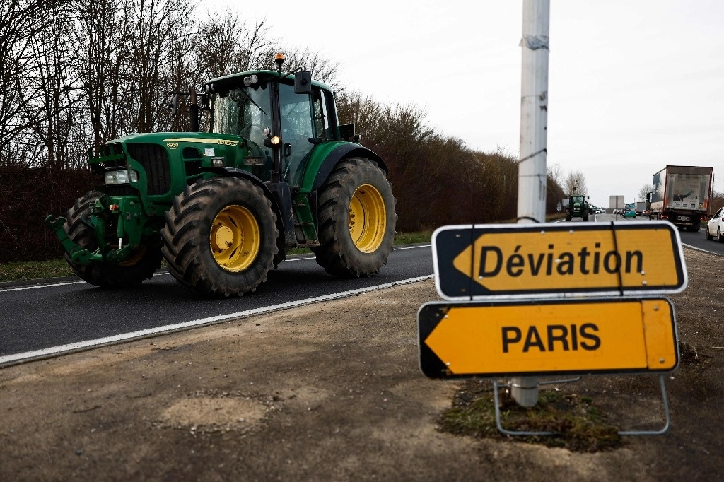 Los agricultores franceses cumplieron su amenaza y empezaron a bloquear este lunes a bordo de tractores varias autopistas en torno a París para denunciar su situación económica, el 29 de enero de 2024. Foto Afp 