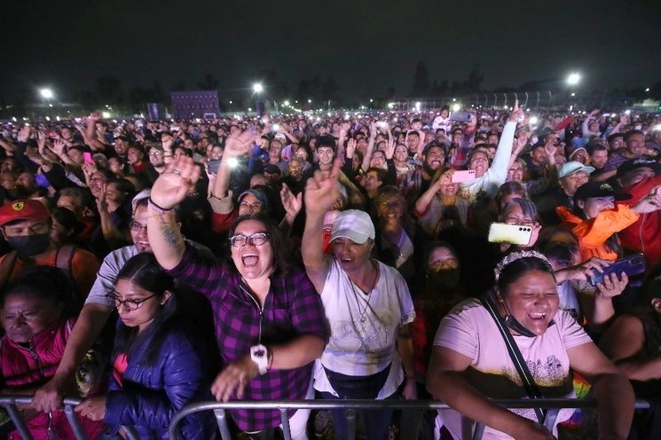 La agrupación originaria de Iztapalapa, 'Los Ángeles Azules', regresó anoche ante el público que la vio nacer. La ocasión anterior que se presentó fue el 15 de septiembre de 2014. Foto Yazmín Ortega Cortés