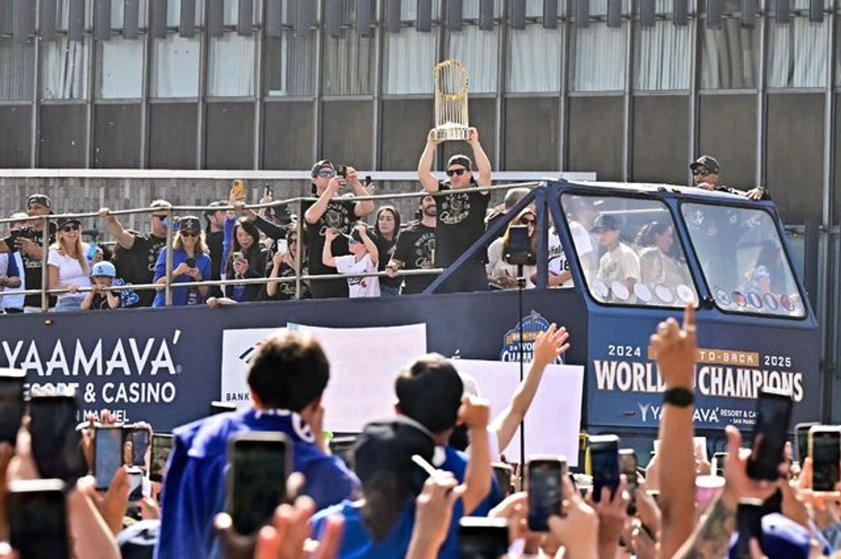 Beisbolistas de Los Ángeles Dodgers festejan con el trofeo de la Serie Mundial durante el desfile. Foto 
