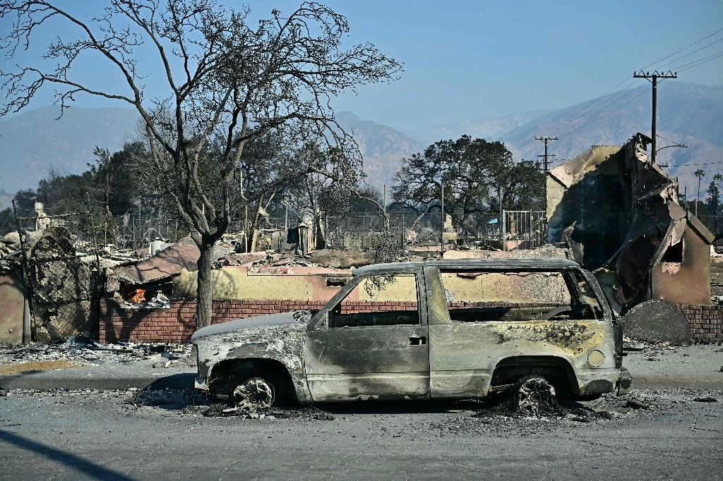 Automóvil consumido por las llamas en Altadena, California, el 10 de enero de 2025. Foto Afp