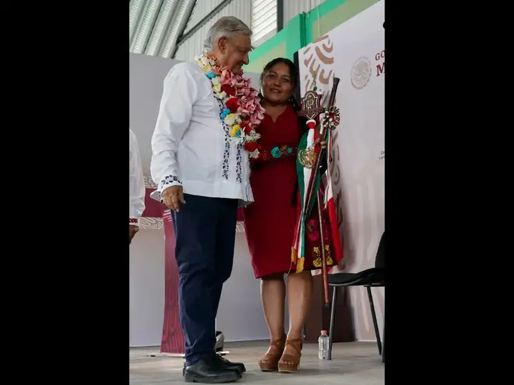 El presidente Andrés Manuel López Obrador encabezó la inauguración del camino rural Coatecas Altas-San Juan Lachigalla, que comunica a 20 comunidades de esa región oaxaqueña. Asistió Eloísa Melchor Ruiz (en la imagen de arriba), primera presidenta municipal de San Juan Lachigalla. Foto Presidencia 