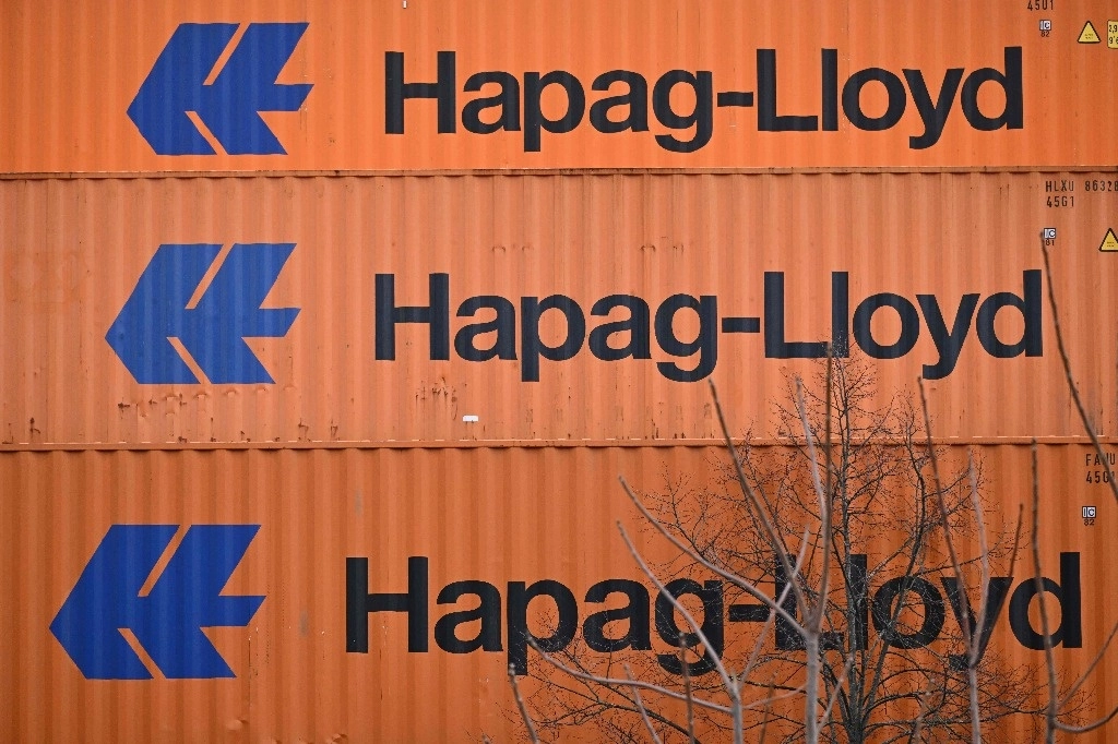Contenedores con el logotipo de la compañía naviera alemana Hapag-Lloyd apilados en una estación de transbordo en Frankfurt. Foto Afp