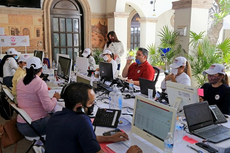 La alcaldesa de pie, en una reunión  de trabajo. Foto 'La Jornada'