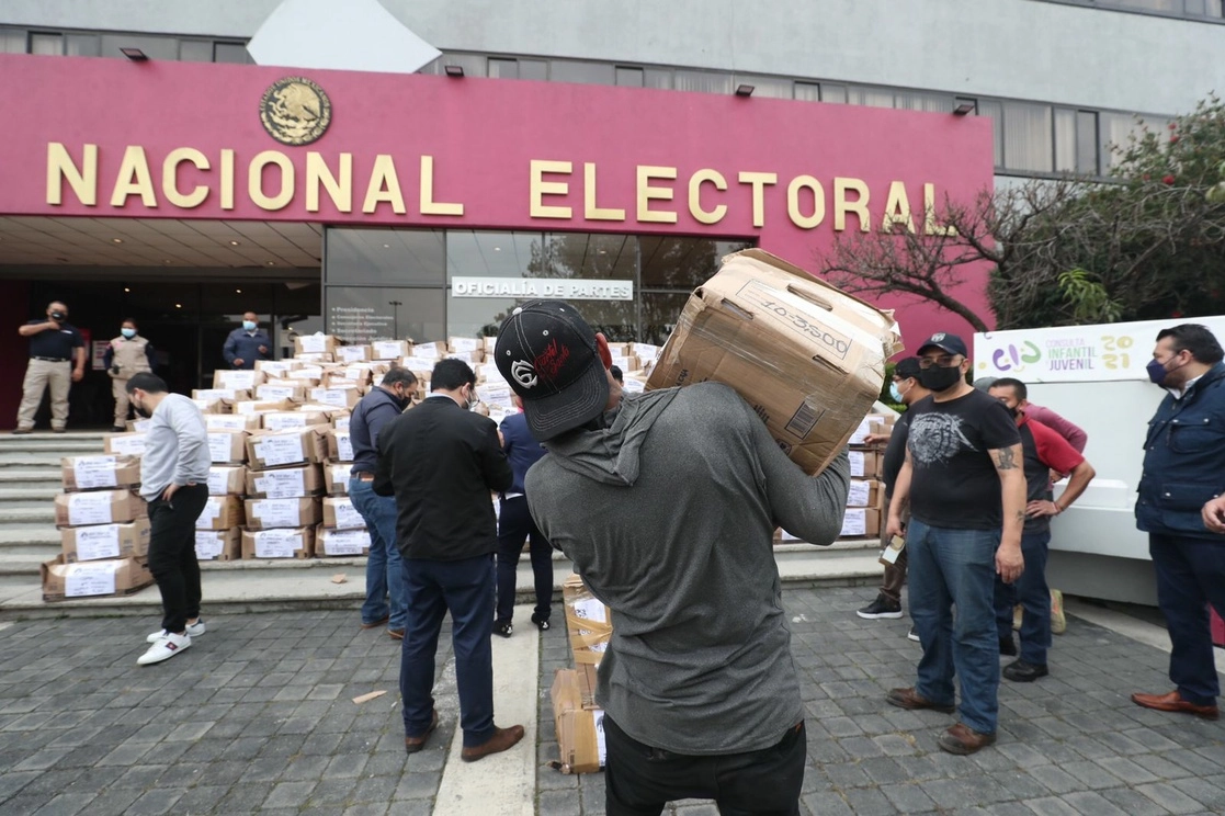 Integrantes de la asociación civil Que Siga la Democracia entregan el cuarto bloque con firmas de apoyo a la consulta de revocación de mandato, en instalaciones del INE en la Ciudad de México, el 20 de diciembre de 2021. Foto Luis Castillo