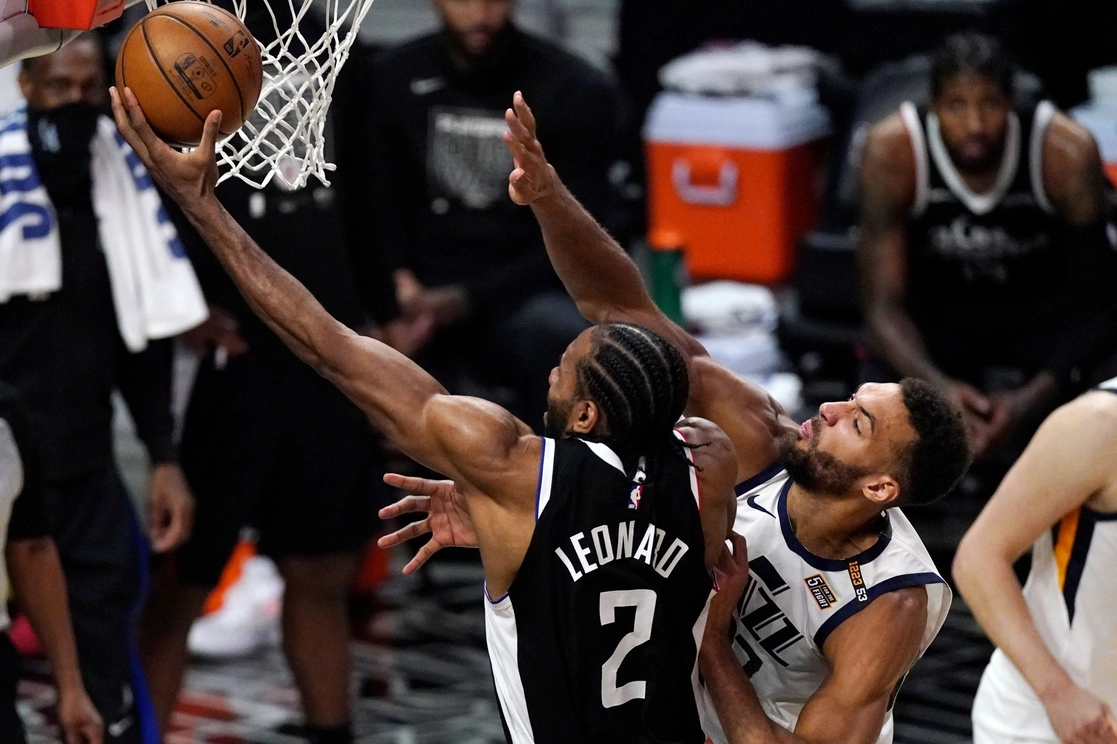 Kawhi Leonard y Rudy Gobert en una de las jugadas del encuentro. Foto Ap