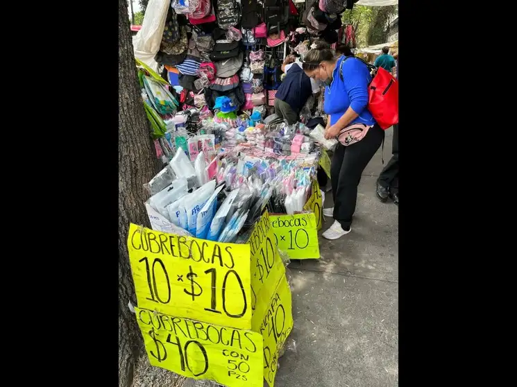 En un recorrido por puestos ambulantes del primer cuadro capitalino, así como en las inmediaciones del Centro Médico Nacional Siglo XXI y el Hospital General, se informó que la venta de estos productos bajó hasta 80 por ciento. Las piezas se pueden adquirir hasta en un peso. Esta situación comenzó desde febrero, señalaron. Foto Marco Peláez 