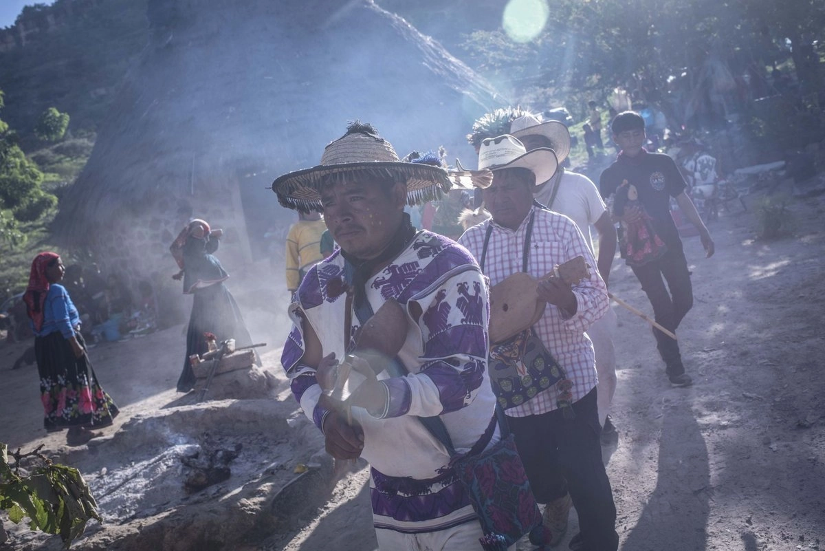 La comunidad tepehuana y wixárika exigió a la FGE de Jalisco abstenerse de intervenir en asuntos relacionados con la determinación de derechos territoriales; en la imagen, realizan la ceremonia Hikuri Neixa en la localidad de La Laguna, municipio de Mezquitic. Foto 