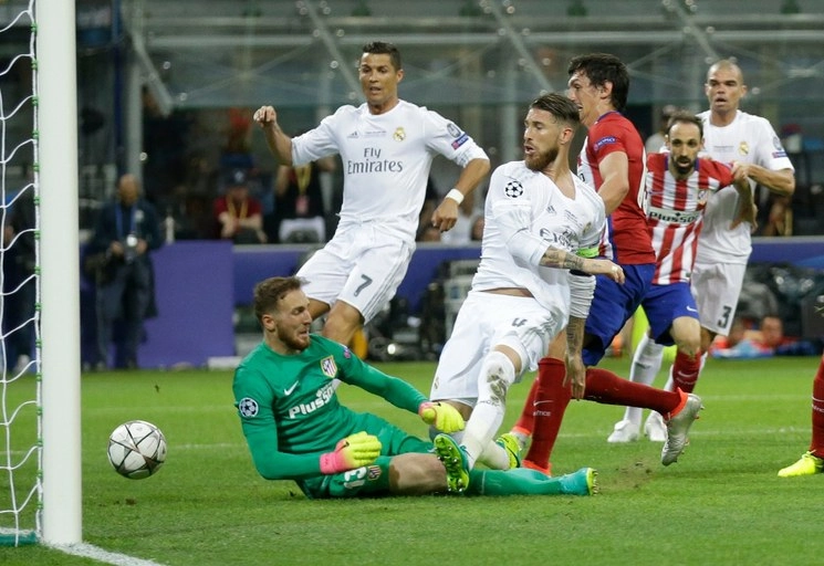 En esta foto de archivo del sábado 28 de mayo de 2016, Sergio Ramos, del Real Madrid, marca el primer gol de su equipo durante el partido final de la Liga de Campeones entre el Real Madrid y el Atlético de Madrid en el estadio San Siro de Milán, Italia. Foto Ap