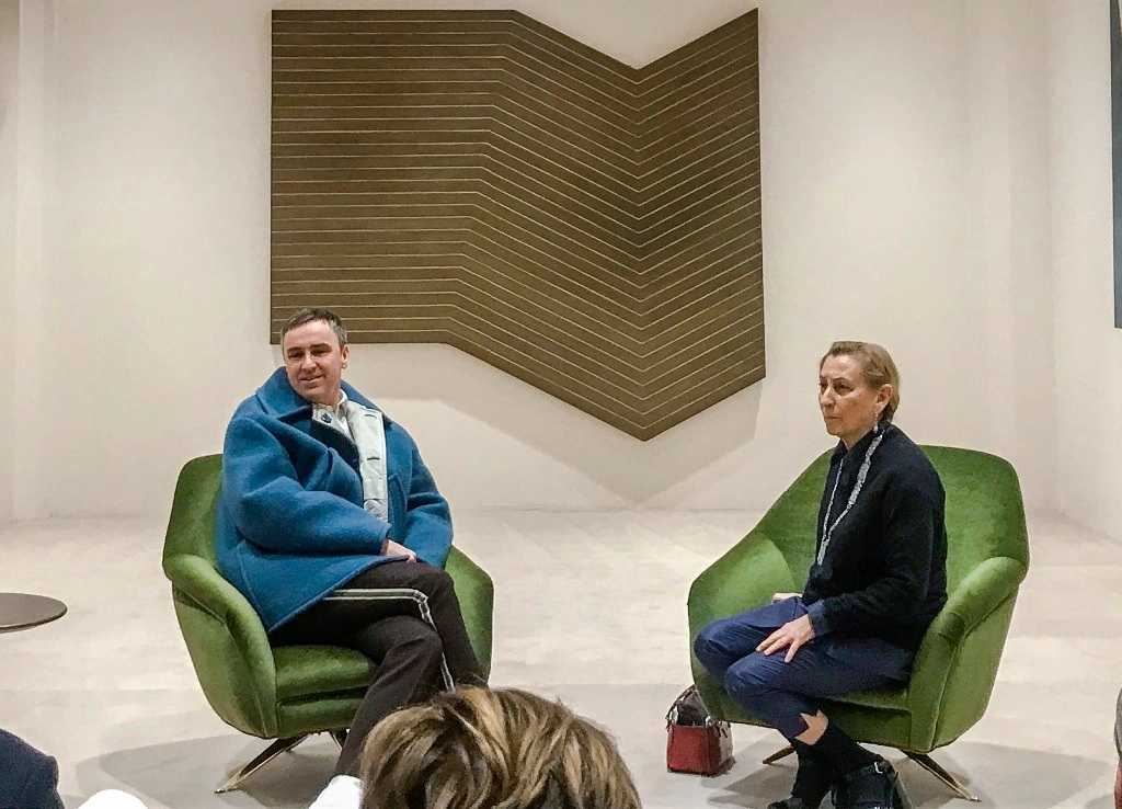 Miuccia Prada y Raf Simons (izq.) durante una conferencia de prensa en Milán, Italia, al margen de la Semana de la Moda en esta ciudad. Foto Ap 