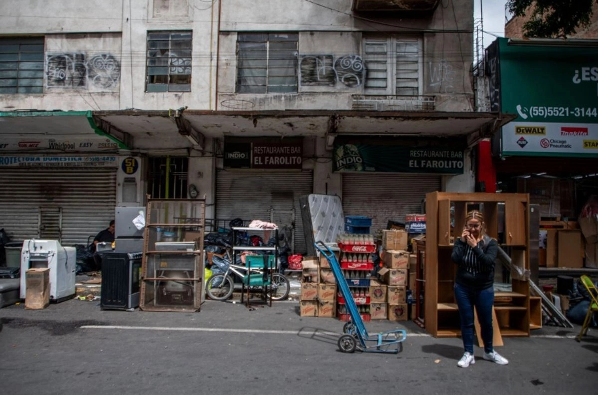 Desalojo de un inmueble en la Ciudad de México.