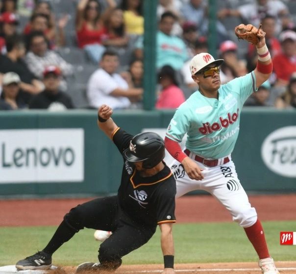 Aspectos del encuentro deportivo. Foto Diablos Rojos