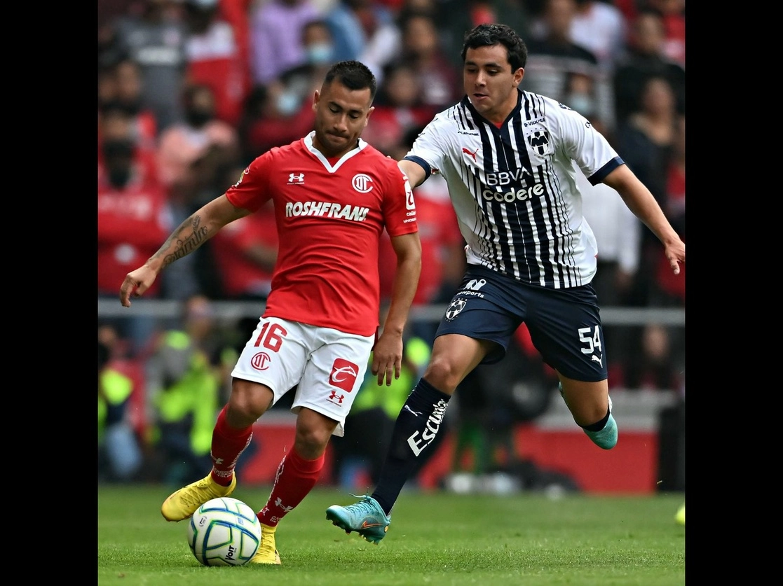 El conjunto escarlata llegó a siete juegos seguidos sin perder y es líder del torneo con 21 unidades, una más que los regiomontanos, tras su igualada de ayer 1-1. Foto tomada del Twitter de @Toluca FC