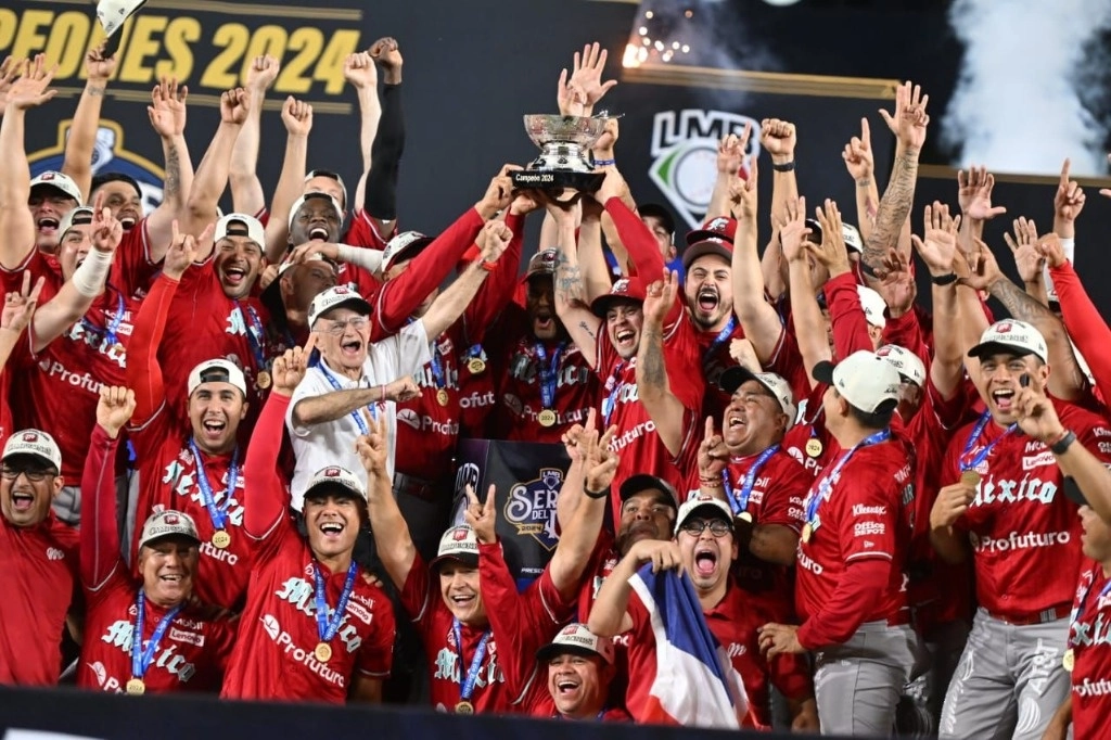 La novena escarlata rompió una sequía de 10 años sin título en la Liga Mexicana de Beisbol, lo que consiguió con una brillante barrida de cuatro juegos a cero sobre Sultanes de Monterrey. Anoche la pizarra fue de 4-2 en el estadio Alfredo Harp Helú. José Marmolejos fue nombrado el mejor del partido. Así, los Pingos llegan a 17 coronas en su historia. Foto tomada de las redes sociales del equipo 