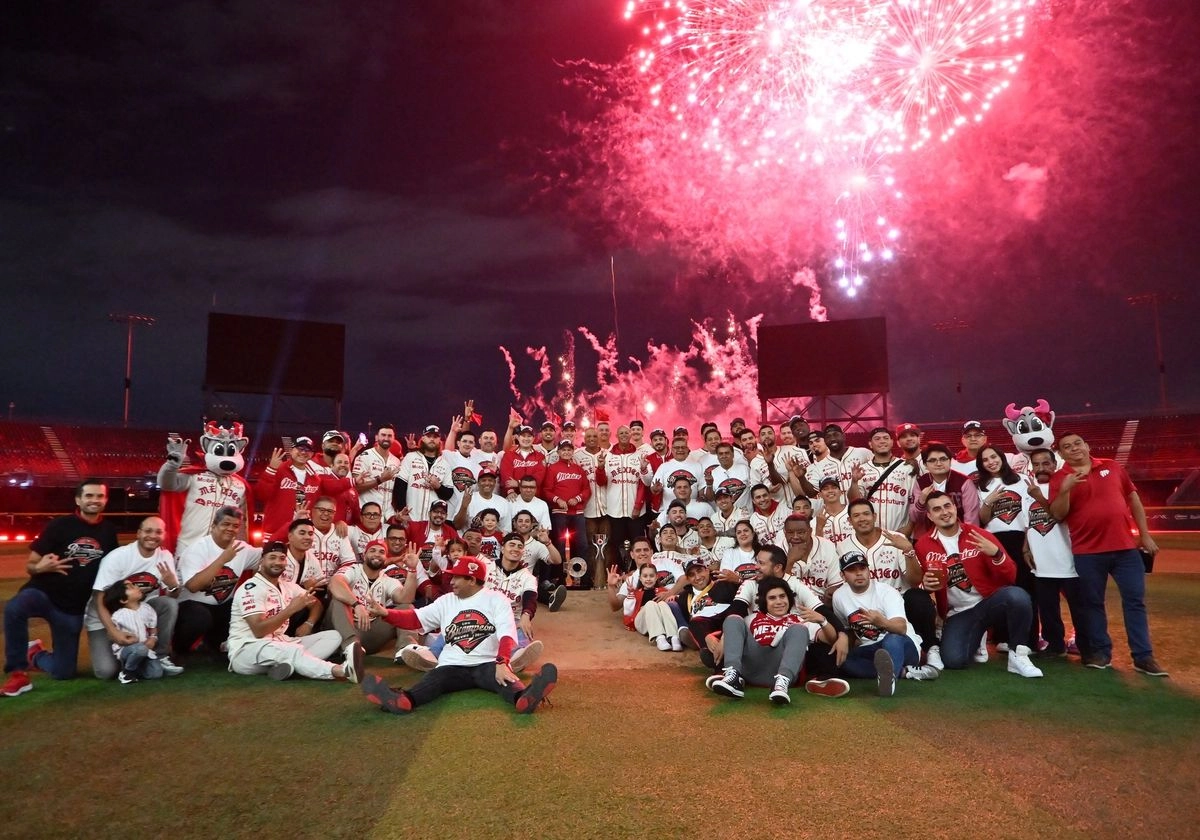 Los Diablos Rojos del México celebraron frente a su afición escarlata en el estadio Alfredo Harp Helú, el bicampeonato de la Liga Mexicana de Beisbol que obtuvieron el domingo tras barrer en cuatro juegos a los Charros de Jalisco. Foto