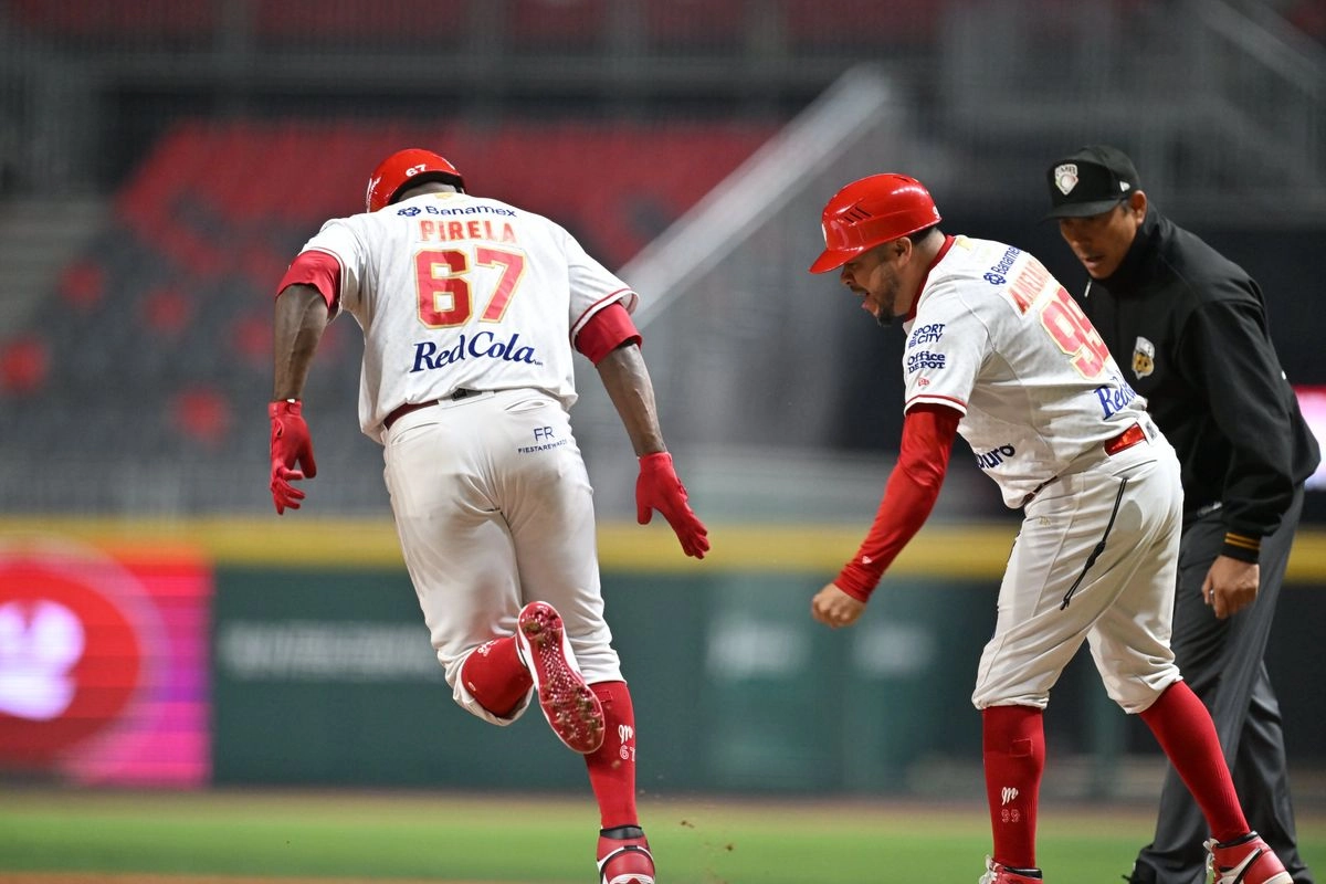 Con estas victorias, el conjunto capitalino se llevó 2-1 la serie, toda vez que logró remontar la derrota que sufrió en el primer juego, donde cayó 9-1. Foto