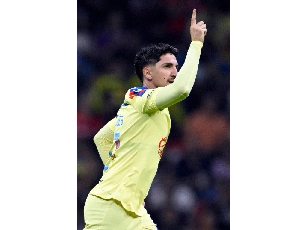 El chileno Diego Valdés, uno de los mejores jugadores del encuentro, contribuyó con dos anotaciones en la aplastante victoria de los capitalinos. Foto Afp